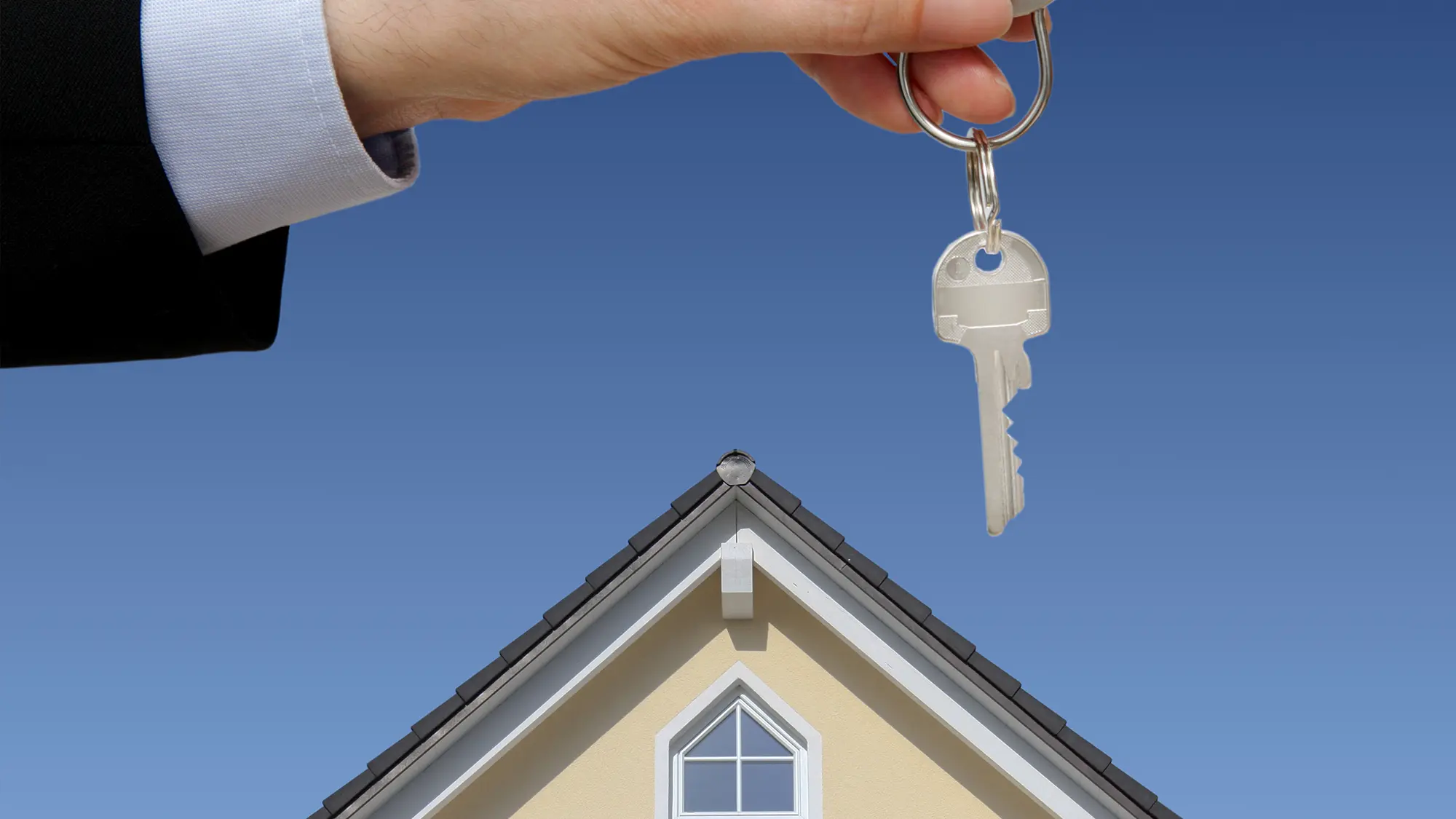 Schlüsselübergabe vor Haus