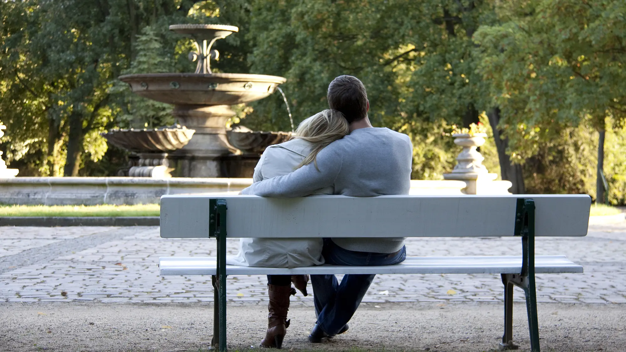 Ehepaar auf Parkbank