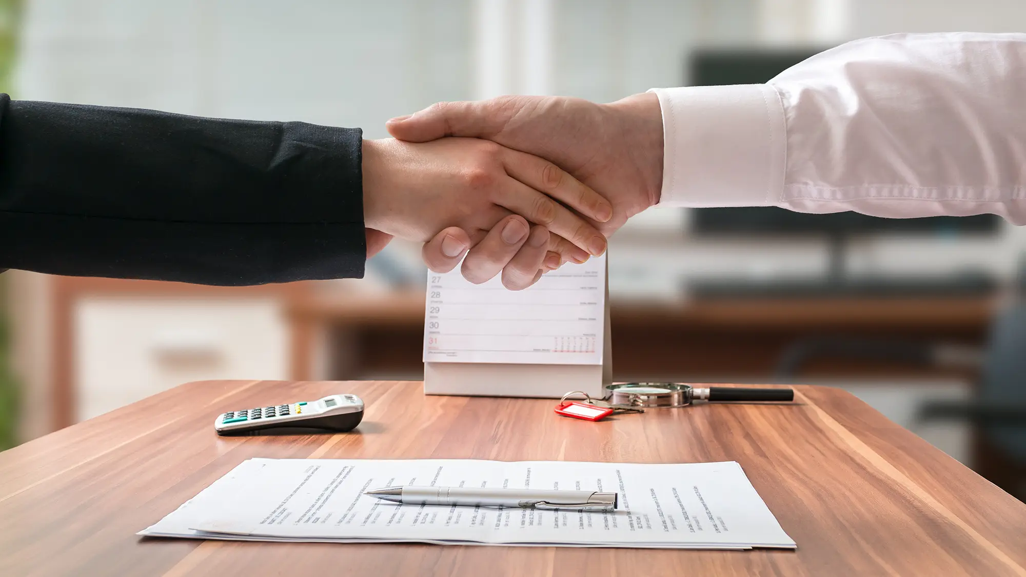 Hände schütteln über Verträgen