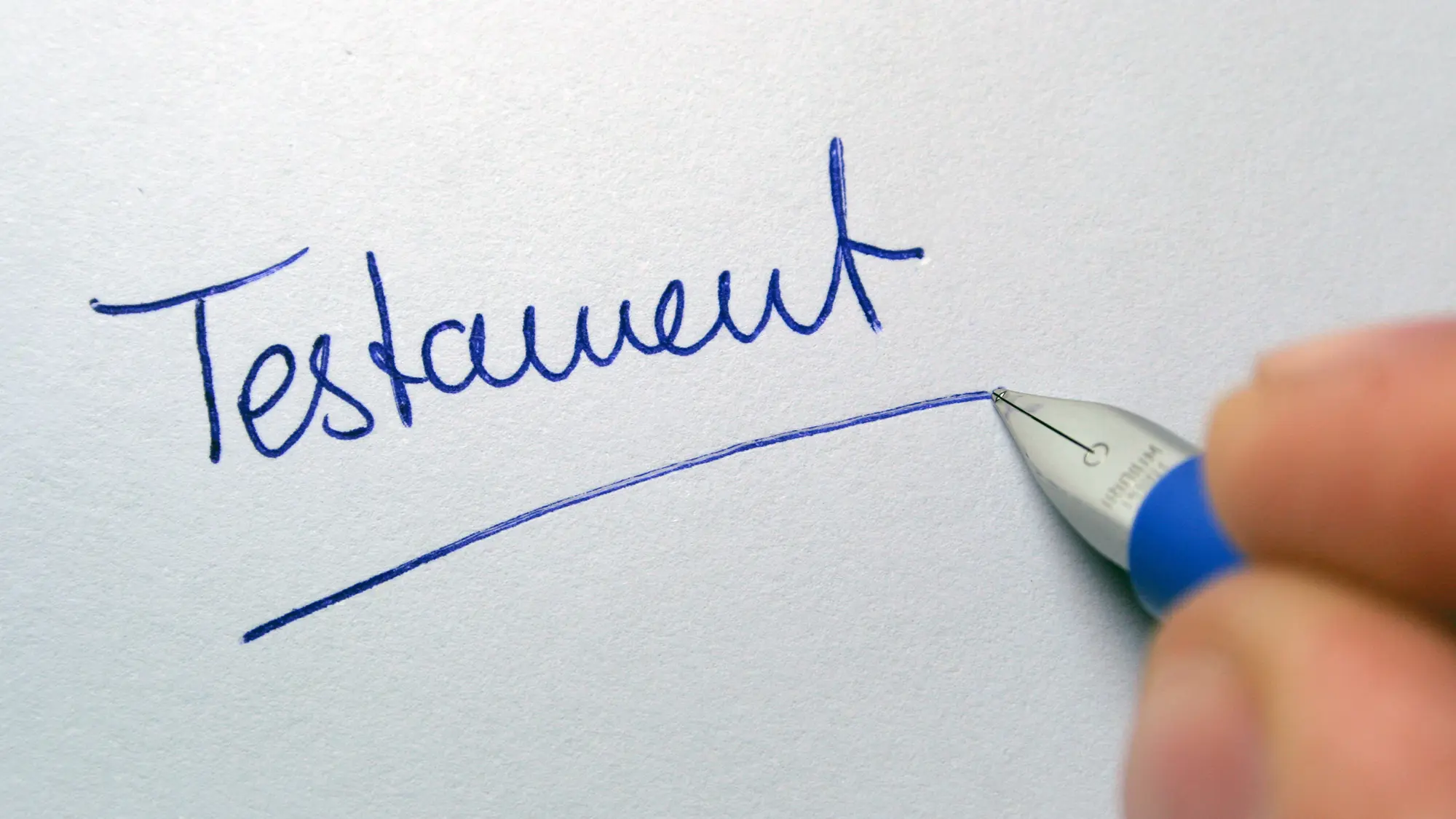 Hand schreibt Testament 