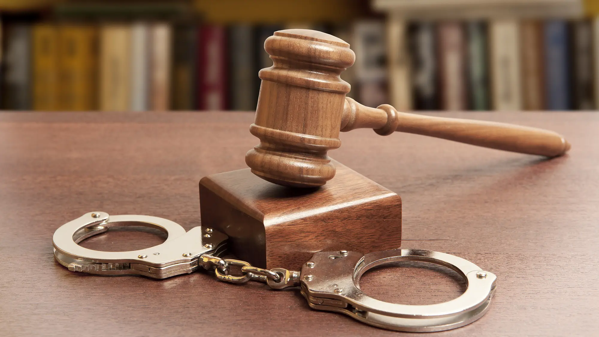 Hammer und Handschellen