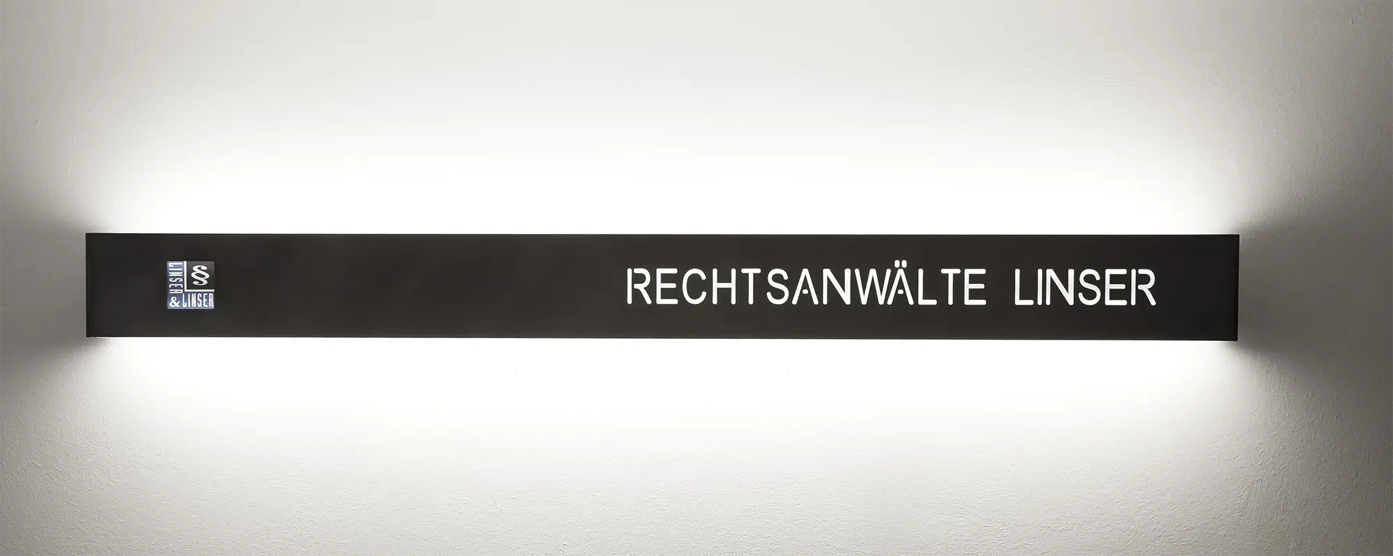 Lampe mit Aufschrift Rechtsanwälte Linser